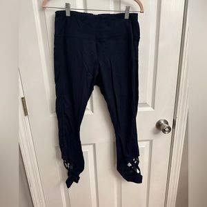 Cute navy work out leggings with cut outs of legs